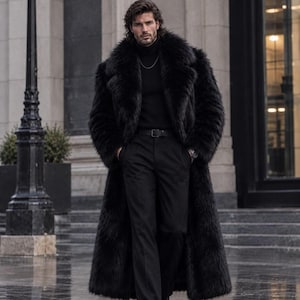 Könnte beinhalten: Ein langer, schwarzer Kunstpelzmantel mit breitem Kragen, getragen über einem schwarzen Rollkragenpullover und einer schwarzen Hose mit Gürtel. Der Mantel hat einen dicken, strukturierten Flor und reicht bis unter die Knie.