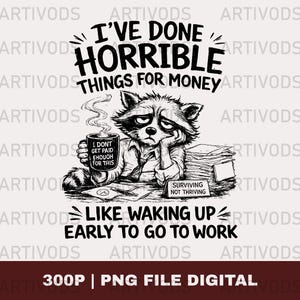 Puede incluir: Ilustración digital en blanco y negro de un mapache cansado, con el texto "He hecho cosas horribles por dinero". El mapache sostiene una taza con la frase "No me pagan lo suficiente por esto".
