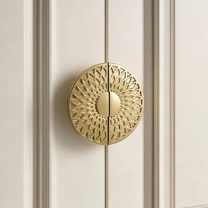 Peut inclure: Panneau en bois rustique avec l'inscription "Welcome to our home" en lettres blanches. Le panneau présente une finition vieillie et un design simple et accueillant, idéal pour un porche ou une entrée.