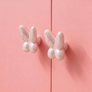 Pode incluir: Uma placa de madeira rústica com o texto "Welcome to our home" em letras brancas. A placa apresenta um acabamento desgastado e um design simples e convidativo, perfeito para uma varanda ou entrada.