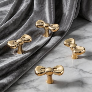 Puede incluir: Un letrero de madera rústica con el texto "Welcome to our home" en letras blancas. El letrero presenta un acabado envejecido y un diseño simple y acogedor, perfecto para un porche o entrada.