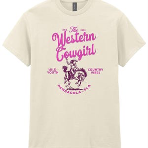 Maglietta da cowgirl western, maglietta con grafica retrò e cavallo Wild Youth Country Vibes, grazioso regalo Pensacola FLA per lei, maglietta da donna Nashville Outfit immagine 3