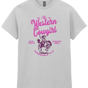 Maglietta da cowgirl western, maglietta con grafica retrò e cavallo Wild Youth Country Vibes, grazioso regalo Pensacola FLA per lei, maglietta da donna Nashville Outfit immagine 5