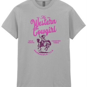 Maglietta da cowgirl western, maglietta con grafica retrò e cavallo Wild Youth Country Vibes, grazioso regalo Pensacola FLA per lei, maglietta da donna Nashville Outfit immagine 2