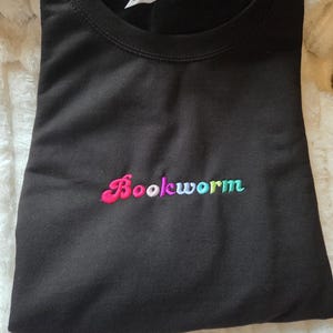 Embroidered Bookworm Sweatshirt, Retro Rainbow Script Jumper, Funky Book Lover Gift, Cute Reading Crewneck, Colourful Aesthetic Bibliophile