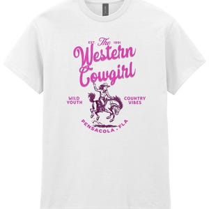 Maglietta da cowgirl western, maglietta con grafica retrò e cavallo Wild Youth Country Vibes, grazioso regalo Pensacola FLA per lei, maglietta da donna Nashville Outfit immagine 1
