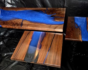 Prachtige Claro Blackwalnut-tafelset van hardhout en blauwe epoxy