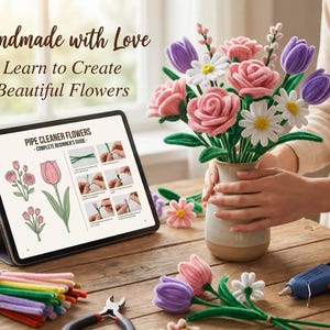 Puede incluir: Un ramo de flores de fieltro hechas a mano en un jarrón, que incluye rosas rosas, margaritas blancas y tulipanes morados. Una tableta muestra instrucciones para hacer flores con limpiapipas. El texto dice: "Hecho a mano con amor, Aprende a crear hermosas flores."