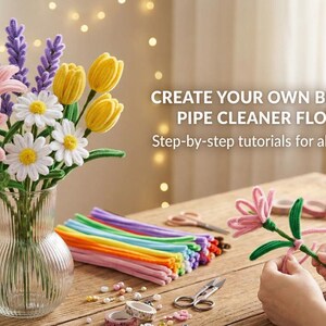 Pode incluir: Um buqu&ecirc; de flores de limpador de cachimbo feitas &agrave; m&atilde;o em um vaso de vidro transparente. O arranjo inclui l&iacute;rios cor-de-rosa, lavanda roxa, tulipas amarelas e margaridas brancas. O texto: "CRIE SUAS PR&Oacute;PRIAS LINDAS FLORES DE LIMPADOR DE CACHIMBO!"