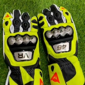 Puede incluir: Un letrero de madera rústico con el texto "Welcome to our home" en un estilo manuscrito. El letrero presenta un acabado envejecido y un diseño sencillo y acogedor, perfecto para un porche o entrada.