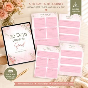 Op de afbeelding: Een digitale downloadset voor een 30-daagse geloofsreis met een tablet waarop een voorpagina staat met de titel 30 Days closer to God en diverse geprinte pagina's met roze secties voor dagelijkse reflecties en gebedsnotities.