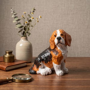 Puede incluir: Figura de beagle de madera tallada a mano con pelaje tricolor blanco, naranja y negro. El perro está sentado, con la cabeza erguida. La figura está sobre una superficie de madera, con una lupa, un tarro pequeño, un cuaderno y un jarrón con flores.
