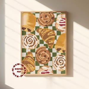 Puede incluir: Un patrón de punto de cruz con varios productos horneados como croissants, rollos de canela y pasteles sobre un fondo de cuadros verdes y blancos. El texto 81 x 115 A5 DIGITAL PDF aparece en un sello circular rojo en la parte inferior.