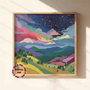 Op de afbeelding: Een kruissteekpatroon met een landschap van glooiende heuvels in tinten groen, geel en paars onder een sterrenhemel met roze en blauwe wolken. Een cirkelvormige stempel in de hoek vermeldt 140 x 140 DIGITAL PDF.