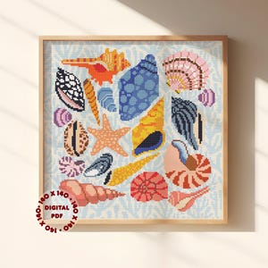 Könnte beinhalten: Ein gerahmtes Kreuzstichmuster mit verschiedenen Muscheln in Blau-, Orange-, Gelb-, Rosa- und Brauntönen. Das Design umfasst einen Seestern und verschiedene Arten von Muscheln auf hellblauem Hintergrund. Der Text "DIGITAL PDF" ist sichtbar.