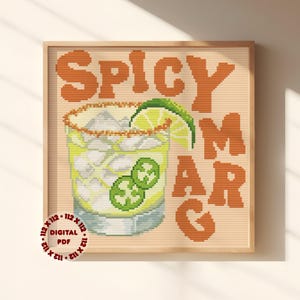 Könnte beinhalten: Ein Kreuzstichmuster mit einem Cocktail in einem Glas mit Eis, einer Limettenscheibe und zwei Jalapeño-Scheiben. Der Text SPICY MARG ist in großen orangefarbenen Buchstaben geschrieben. Ein runder Stempel zeigt 112 x 112 DIGITAL PDF.