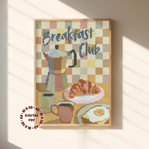 Op de afbeelding: Een kruissteekpatroon getiteld Breakfast Club met een mokkapot, een croissant op een bord, een mok en een gebakken ei op een bord. De achtergrond is een geblokt patroon in gedempte tinten. Een rode cirkelvormige stempel vermeldt 81 x 115 A5 DIGITAL PDF.
