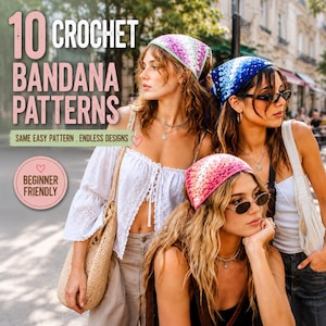Könnte beinhalten: Drei gehäkelte Kopftücher mit violetten, blauen und rosafarbenen Farbverlaufsmustern, die auf dem Kopf getragen werden. Das Bild enthält den Text 10 CROCHET BANDANA PATTERNS, SAME EASY PATTERN . ENDLESS DESIGNS und BEGINNER FRIENDLY vor unscharfem Hintergrund.