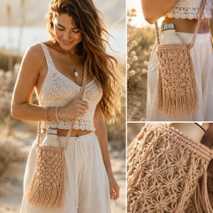 Op de afbeelding: Een beige macram&eacute; waterfleshouder met een gedetailleerd stervormig knooppatroon en lange franjes aan de onderkant. De houder heeft een gevlochten schouderband en bevat een witte metalen waterfles met een zilverkleurige dop.