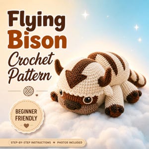 Könnte beinhalten: Eine Häkelanleitung für einen fliegenden Bison, mit einem cremefarbenen und braunen Stofftier mit einem dunkelbraunen Pfeil auf dem Kopf. Der Text lautet Flying Bison Crochet Pattern, Beginner Friendly, Step-by-Step Instructions, Photos Included.