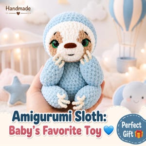 Puede incluir: Un juguete amigurumi de perezoso tejido a ganchillo con cuerpo azul claro, cara blanca, nariz marrón y grandes ojos verdes. El perezoso tiene garras largas de color crema y una textura de hilo suave. El texto dice Amigurumi Sloth: Baby's Favorite Toy.