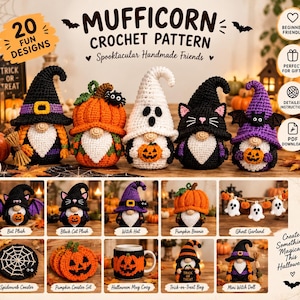 Op de afbeelding: Een digitaal haakpatroon genaamd MUFFICORN CROCHET PATTERN Spooktacular Handmade Friends met 20 Halloween-ontwerpen. De afbeelding toont vijf gehaakte kabouters en diverse items zoals onderzetters, een mokwarmer en een slinger.