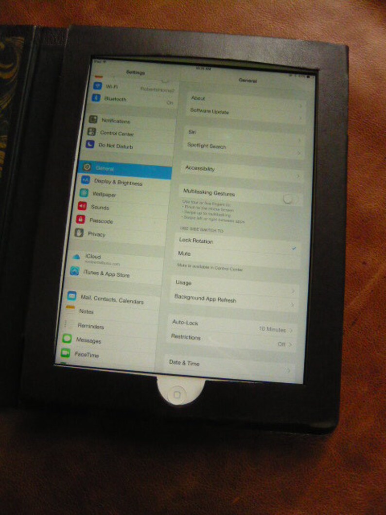 Puede incluir: Una captura de pantalla del men&uacute; de configuraci&oacute;n de un iPad. El men&uacute; incluye opciones para Wi-Fi, Bluetooth, Notificaciones, Centro de control, No molestar, Pantalla y brillo, Fondo de pantalla, Sonidos, C&oacute;digo de acceso, Privacidad, Nube, iTunes Store y App Store, Correo, Contactos, Calendarios, Notas, Recordatorios, Mensajes, FaceTime, General, Acerca de, Actualizaci&oacute;n de software, B&uacute;squeda de Spotlight, Accesibilidad, Gestos multitarea, Bloqueo de rotaci&oacute;n, Silencio, Uso, Actualizaci&oacute;n de aplicaciones en segundo plano, Bloqueo autom&aacute;tico, Restricciones y Fecha y hora.