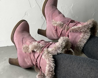 Różowe zamszowe botki z futerkiem i pomponami (rozmiar EU 38)