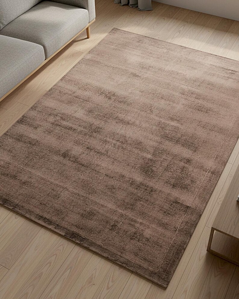 Pode incluir: Um conjunto de tr&ecirc;s canecas de cer&acirc;mica com acabamento fosco e salpicado. As canecas s&atilde;o em tons de creme, cinza claro e cinza escuro. Cada caneca tem um design simples e minimalista e uma al&ccedil;a arredondada.