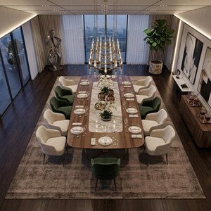 Pode incluir: Uma luxuosa sala de jantar com uma grande mesa de madeira montada para um jantar formal. A mesa &eacute; rodeada por cadeiras estofadas em creme e verde. Uma grande lumin&aacute;ria pende por cima e a sala tem grandes janelas com vista para a cidade.