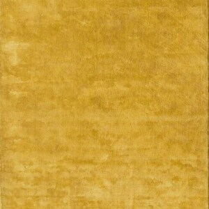 Puede incluir: Una alfombra rectangular de color amarillo dorado con una superficie texturizada. El color de la alfombra var&iacute;a ligeramente, creando una apariencia sutil y envejecida. La alfombra es de color liso, sin patrones ni dise&ntilde;os.