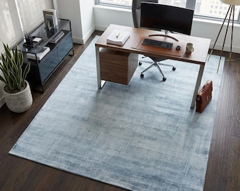 Tapete de seda Tencel feito à mão, tapete minimalista azul, tapete de seda com pontas cortadas, tapete moderno de luxo feito à mão, tapete contemporâneo azul sólido.