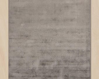 Tapete de seda Tencel feito à mão, tapete de seda com pontas cortadas, tapete moderno em tons neutros de cinza, tapete contemporâneo de luxo feito à mão, tapete de design minimalista.