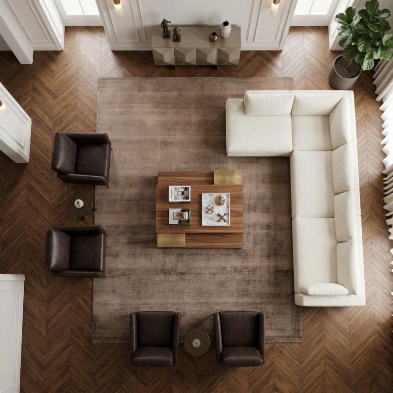 Pode incluir: Vista a&eacute;rea de uma sala de estar moderna com um sof&aacute; seccional creme, quatro poltronas de couro marrom e uma mesa de centro de madeira com detalhes em lat&atilde;o. Um tapete grande e piso de madeira completam o espa&ccedil;o.