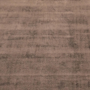 Pode incluir: Uma vista de perto de um tapete retangular grande. O tapete tem uma textura macia e felpuda e uma cor rosa empoeirado suave com &aacute;reas mais escuras e manchadas. O design apresenta estrias horizontais, criando um padr&atilde;o sutil e texturizado. O tapete parece ser feito de um material macio.