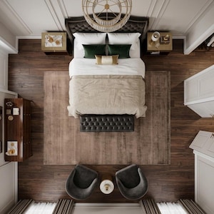 Pode incluir: Vista a&eacute;rea de um quarto luxuoso com uma cama grande, cabeceira marrom escura e edredom bege. A cama &eacute; adornada com almofadas verdes e douradas. Um banco preto com tufos fica aos p&eacute;s da cama. Duas poltronas cinzentas est&atilde;o voltadas para a cama.