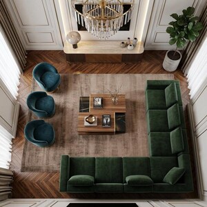 Pode incluir: Vista a&eacute;rea de uma sala de estar luxuosa com um sof&aacute; seccional verde escuro, tr&ecirc;s poltronas verde-azuis e uma mesa de centro quadrada de madeira. Um tapete grande e pisos de madeira completam o espa&ccedil;o. Um lustre pende do teto.
