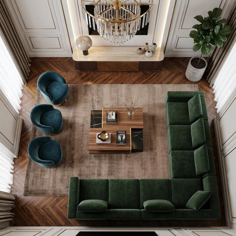 Pode incluir: Vista a&eacute;rea de uma sala de estar luxuosa com um sof&aacute; seccional verde escuro, tr&ecirc;s poltronas verde-azuis e uma mesa de centro quadrada de madeira. Um tapete grande e pisos de madeira completam o espa&ccedil;o. Um lustre pende do teto.