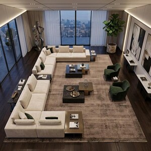 Pode incluir: Uma sala de estar moderna com um grande sof&aacute; seccional creme, acentuado com almofadas verdes. O quarto apresenta pisos de madeira escura, um grande tapete e v&aacute;rias mesas de centro quadradas. Duas poltronas verdes e grandes janelas completam o espa&ccedil;o.