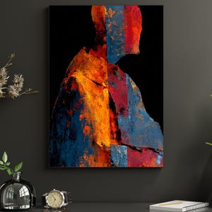 Puede incluir: Impresión artística abstracta que presenta una figura de perfil, representada en tonos vibrantes de naranja, azul y rojo sobre un fondo negro. La obra de arte muestra un estilo texturizado y pictórico, creando un contraste visual llamativo.