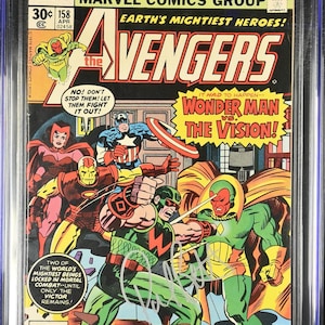 Può includere: Fumetto Marvel Comics Avengers #158, valutato 6.5, con Wonder Man contro The Vision. La copertina mostra diversi supereroi in azione, con colori vivaci e la scritta "Earth's Mightiest Heroes!" Firmato da Paul Bettany e Jim Shooter.