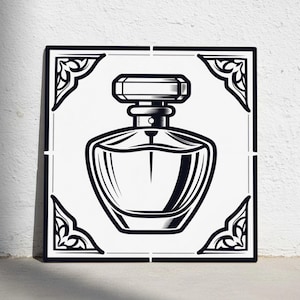 Puede incluir: Ilustración en blanco y negro de un frasco de perfume. La imagen presenta un cuadrado blanco con un borde negro y elementos decorativos en las esquinas. El frasco de perfume tiene un diseño geométrico.