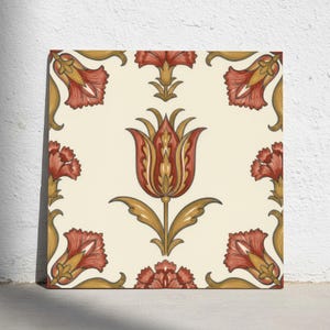 Könnte beinhalten: Eine quadratische Fliese mit einem sich wiederholenden Blumenmuster auf cremefarbenem Hintergrund. Das Design besteht aus stilisierten Tulpen in Terrakotta-Rot und Goldgelb, die symmetrisch mit einer zentralen Blume und Eckakzenten angeordnet sind.