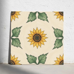 Può includere: Una piastrella quadrata in ceramica con un motivo ripetuto di girasoli gialli con centri marrone scuro e foglie verdi su uno sfondo color crema. Il design è simmetrico, con un girasole centrale circondato da quattro gruppi di foglie.