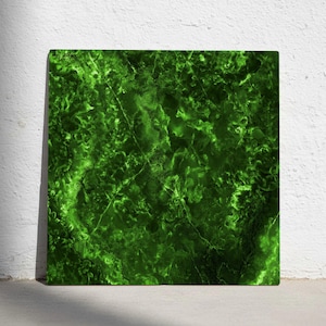Könnte beinhalten: Quadratischer Leinwanddruck mit einem lebendigen grünen Marmordesign. Das Kunstwerk zeigt ein detailliertes Muster aus wirbelnden Adern und Texturen in Grüntönen, wodurch eine natürliche und abstrakte Ästhetik entsteht. Der Druck wird vor einer weißen Wand präsentiert.