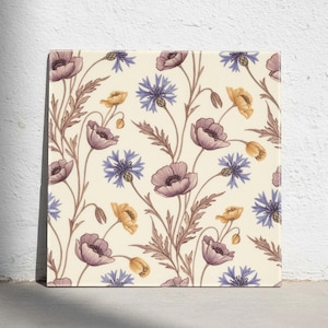 Könnte beinhalten: Eine quadratische Dekofliese mit einem sich wiederholenden botanischen Muster auf cremefarbenem Hintergrund. Das Design zeigt Illustrationen von violetten Mohnblumen, blauen Kornblumen und kleinen gelben Blüten mit dünnen braunen Stielen und Blättern.