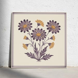 Könnte beinhalten: Ein quadratischer Wandkunstdruck mit einer botanischen Illustration von violetten Gänseblümchen mit gelben Mitten und grünen Stielen. Die Blumen sind in einem zentralen Bündel mit detaillierten Blättern angeordnet, umrahmt von einem dünnen, doppelten violetten Rand.