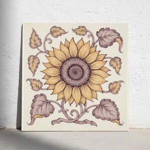 Könnte beinhalten: Eine quadratische Dekofliese mit einer zentralen Sonnenblumenillustration mit gelben Blütenblättern und einer dunkelvioletten Mitte. Die Sonnenblume ist von symmetrischen, geschwungenen Stielen und Blättern in gedeckten Violett- und Gelbtönen auf cremefarbenem Grund umgeben.