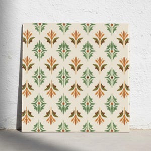 Può includere: Una piastrella quadrata con un motivo ripetitivo di disegni floreali stilizzati in tonalità verde salvia e arancione bruciato su sfondo crema. Il design è composto da file verticali alternate di forme a foglia appuntita e petali a ventaglio.
