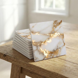 Luxe marmeren keramische tegels – wit en goudkleurig aderpatroon, geïnspireerd op natuursteen.